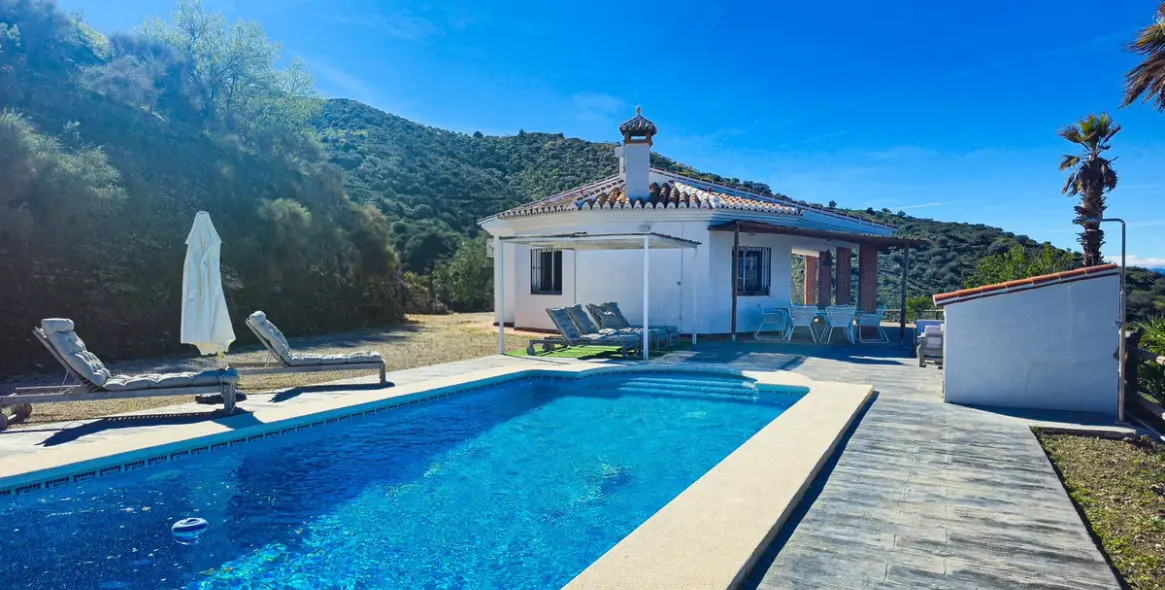 Sale of detached villa in Arenas 3