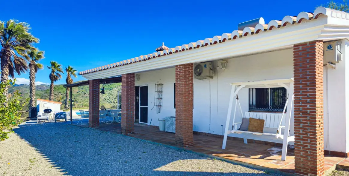 Sale of detached villa in Arenas 7