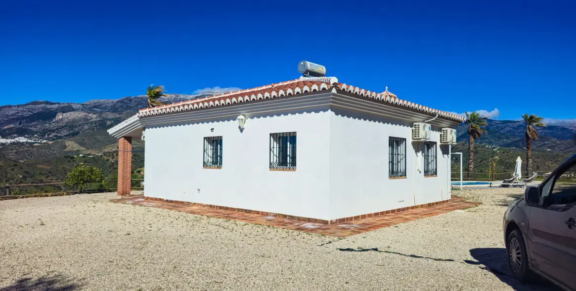 Sale of detached villa in Arenas 52
