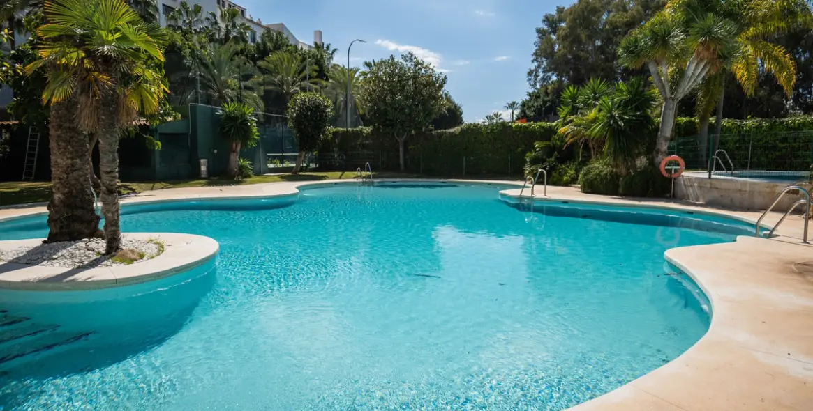 Sale of middle floor apartment in Marbella 1