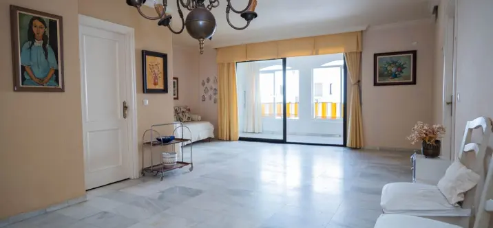 Sale of middle floor apartment in Marbella 1