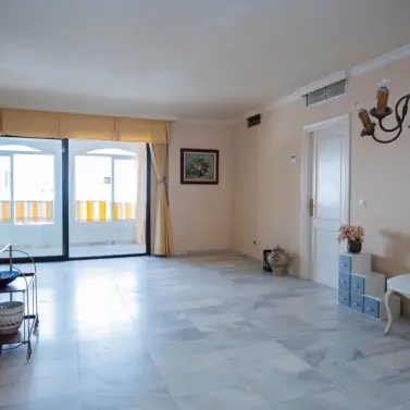 Sale of middle floor apartment in Marbella