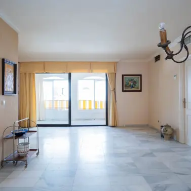 Sale of middle floor apartment in Marbella