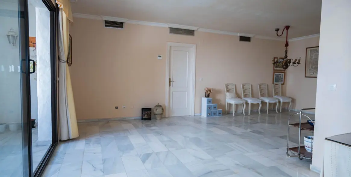 Sale of middle floor apartment in Marbella 8