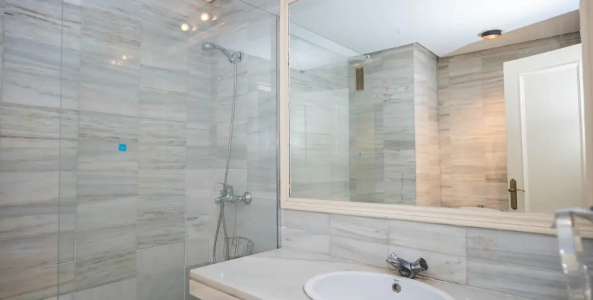 Sale of middle floor apartment in Marbella 12