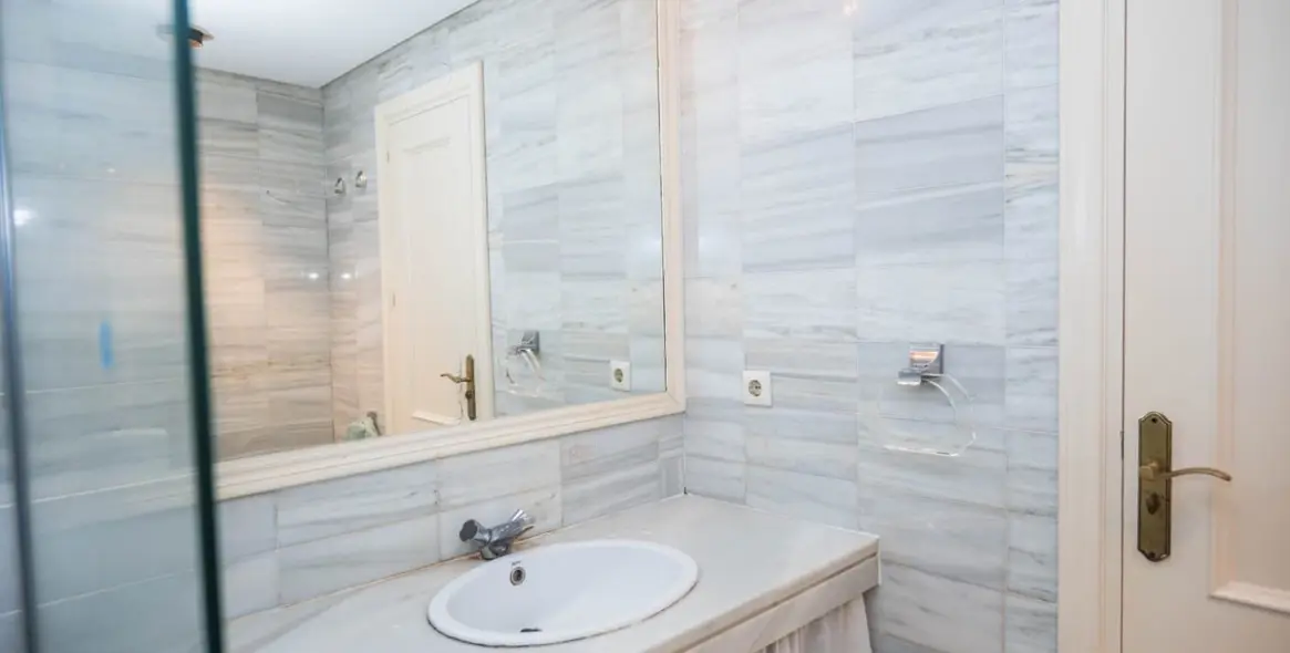 Sale of middle floor apartment in Marbella 13