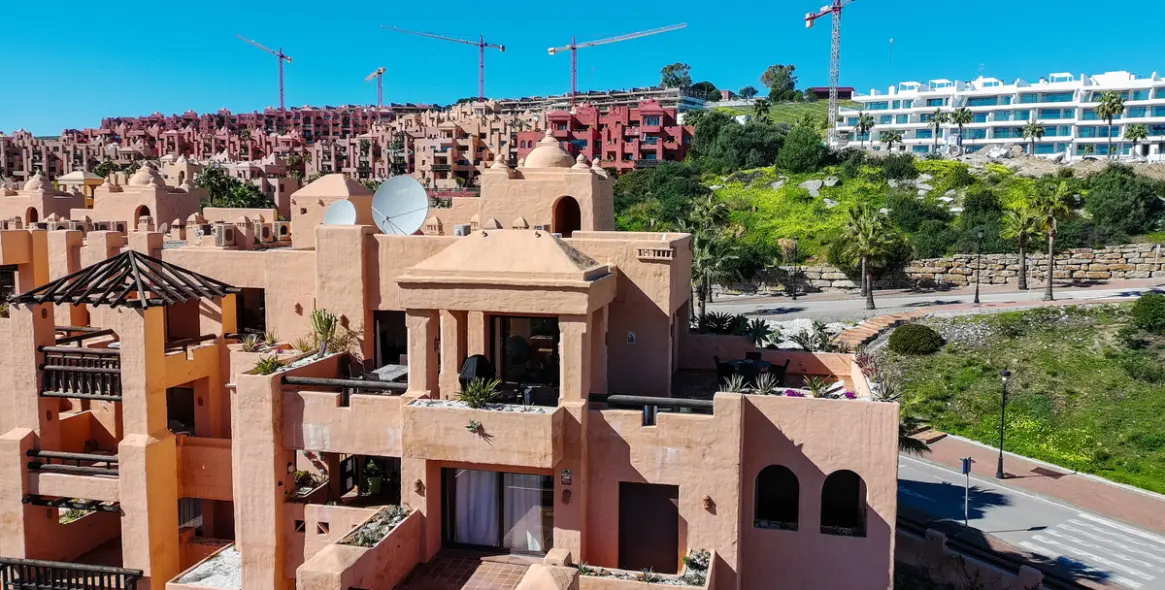 Sale of penthouse in La Duquesa 2