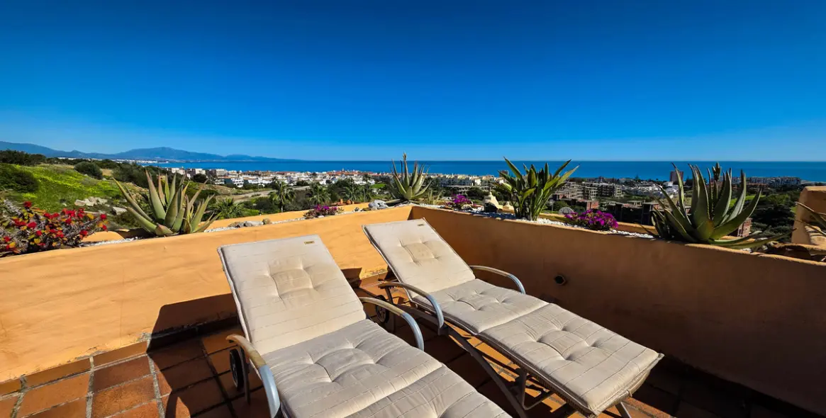Sale of penthouse in La Duquesa 12