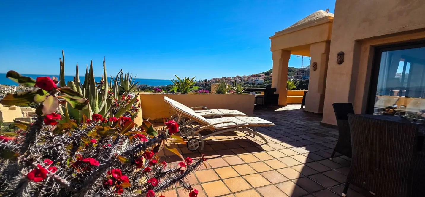 Sale of penthouse in La Duquesa 1