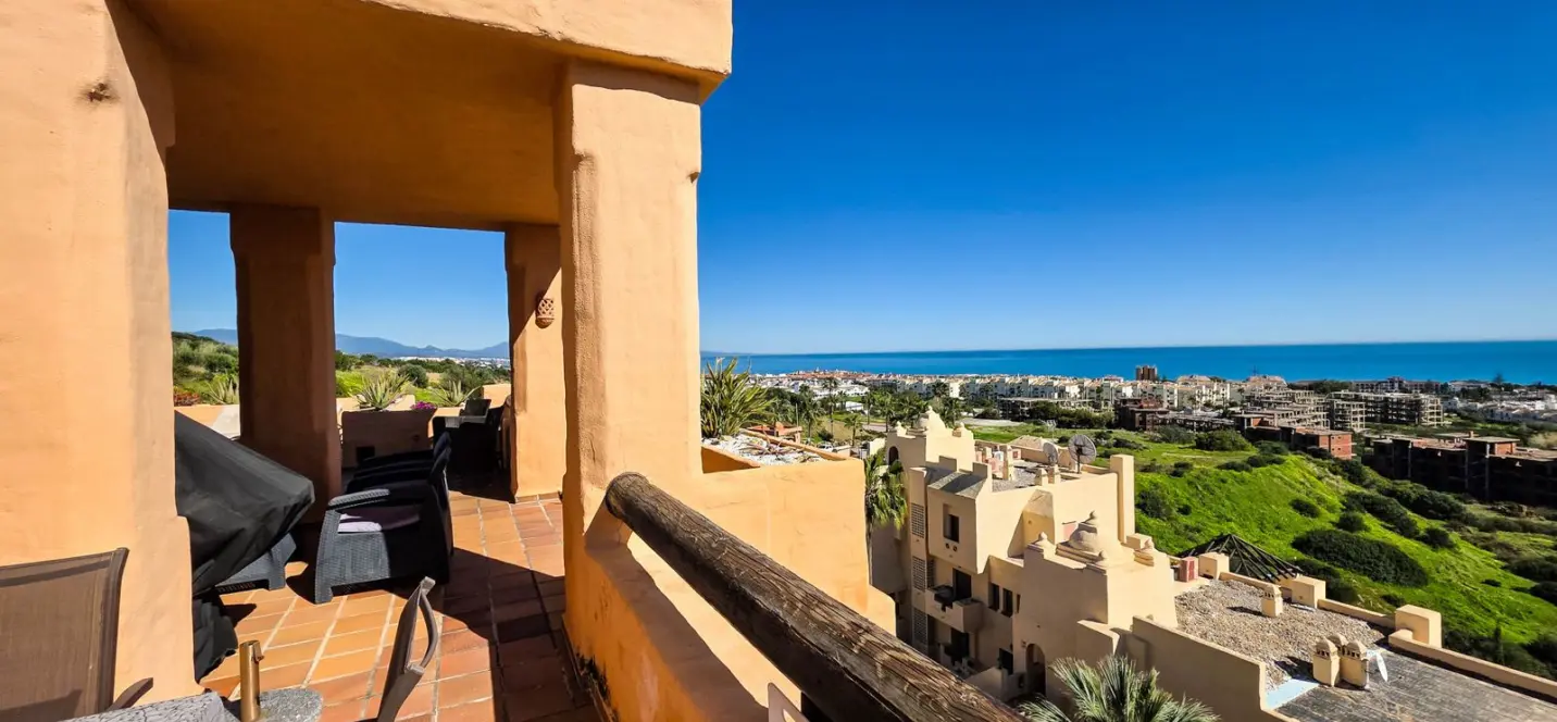 Sale of penthouse in La Duquesa 2