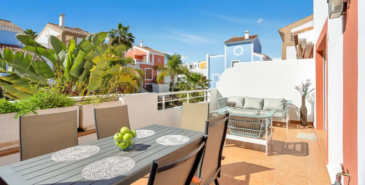 Продажа двухуровневого пентхауса в New Golden Mile 8