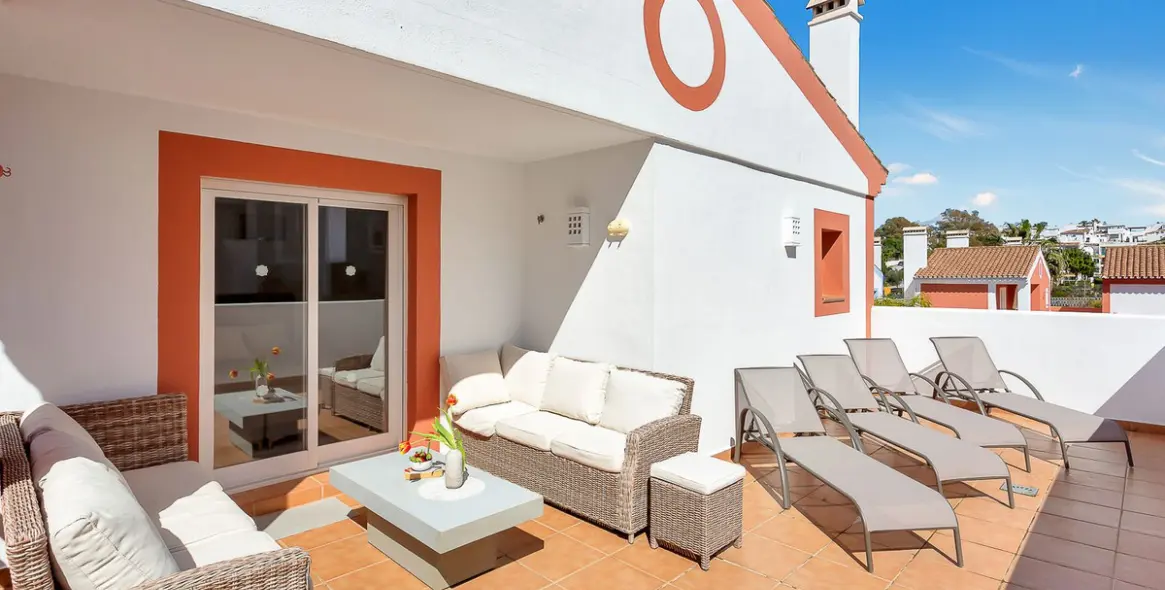 Продажа двухуровневого пентхауса в New Golden Mile 12