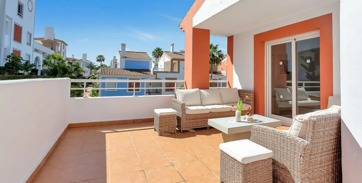 Продажа двухуровневого пентхауса в New Golden Mile 13