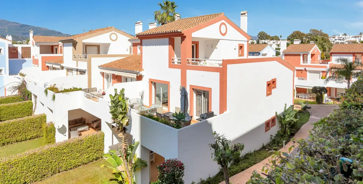 Продажа двухуровневого пентхауса в New Golden Mile 14