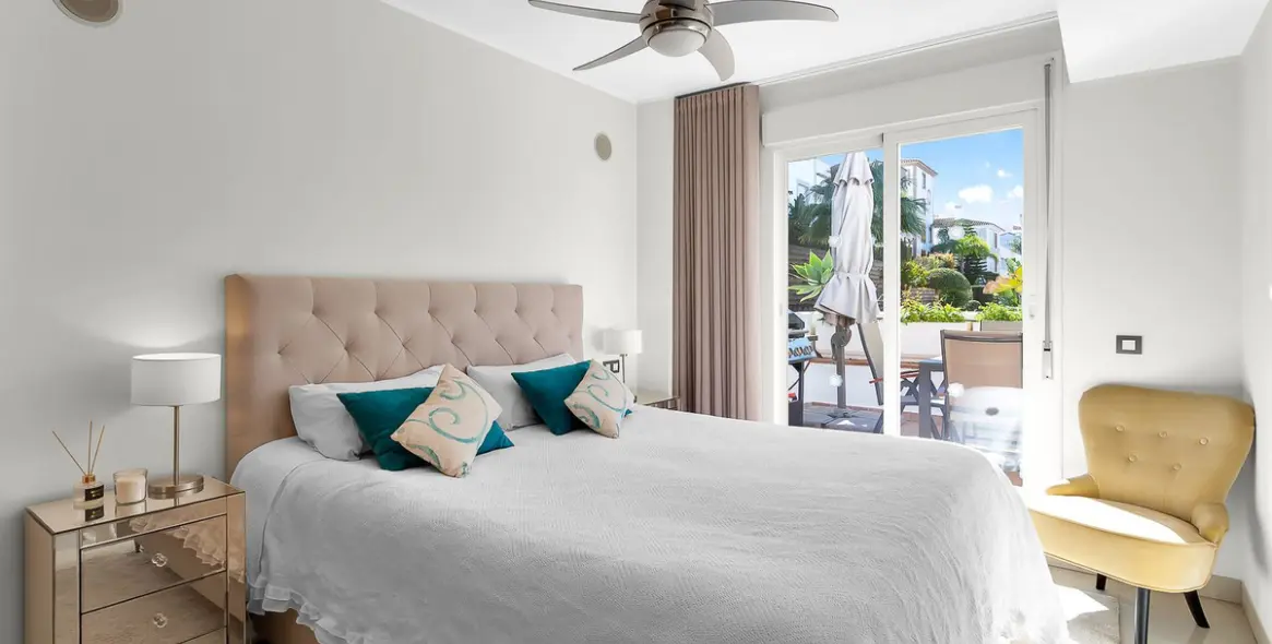 Продажа двухуровневого пентхауса в New Golden Mile 19