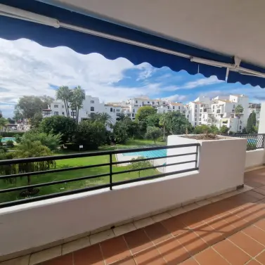 Продажа апартаментов на среднем этаже в Puerto Banús