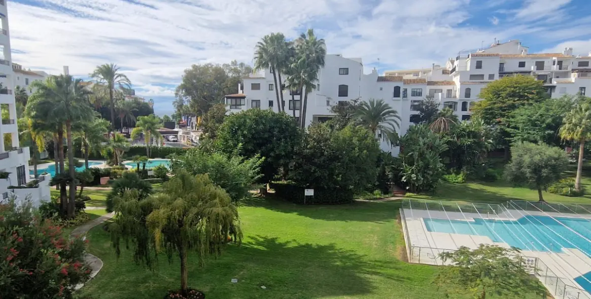 Продажа апартаментов на среднем этаже в Puerto Banús 25