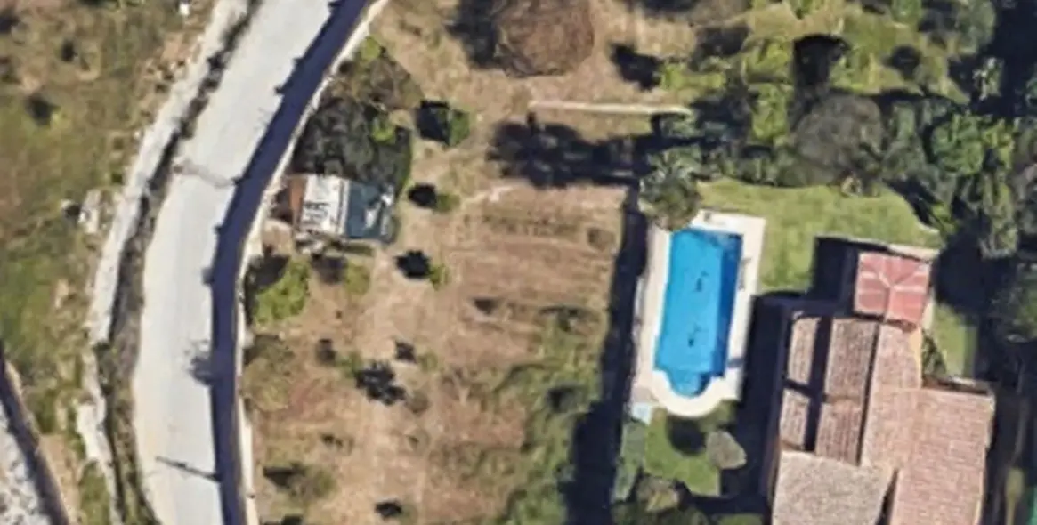 Sale of detached villa in Estepona 1