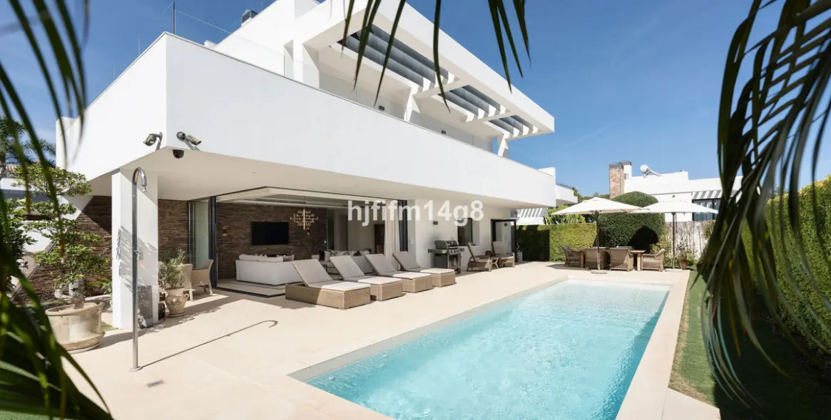 Продажа  отдельно стоящей виллы в San Pedro de Alcántara 1