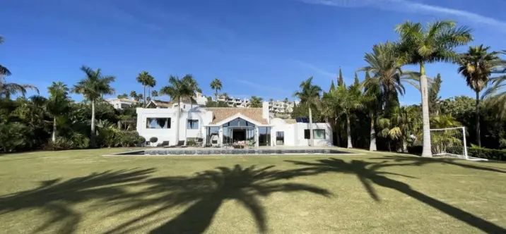 Sale of detached villa in Benahavís 1