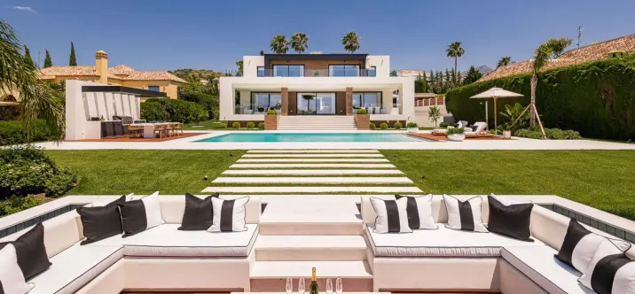 Short-term rent of detached villa in Marbella 0