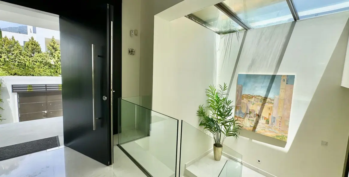 Long-term rent of detached villa in The Golden Mile 2