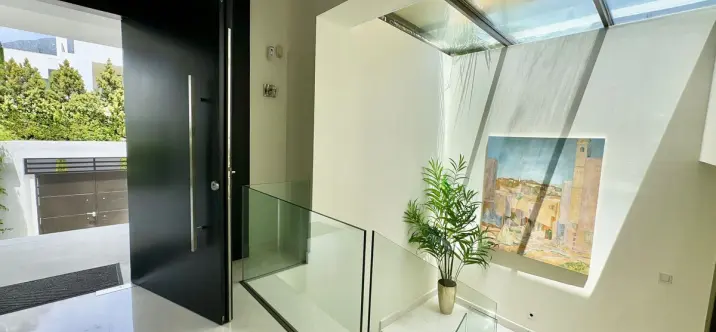 Long-term rent of detached villa in The Golden Mile 1