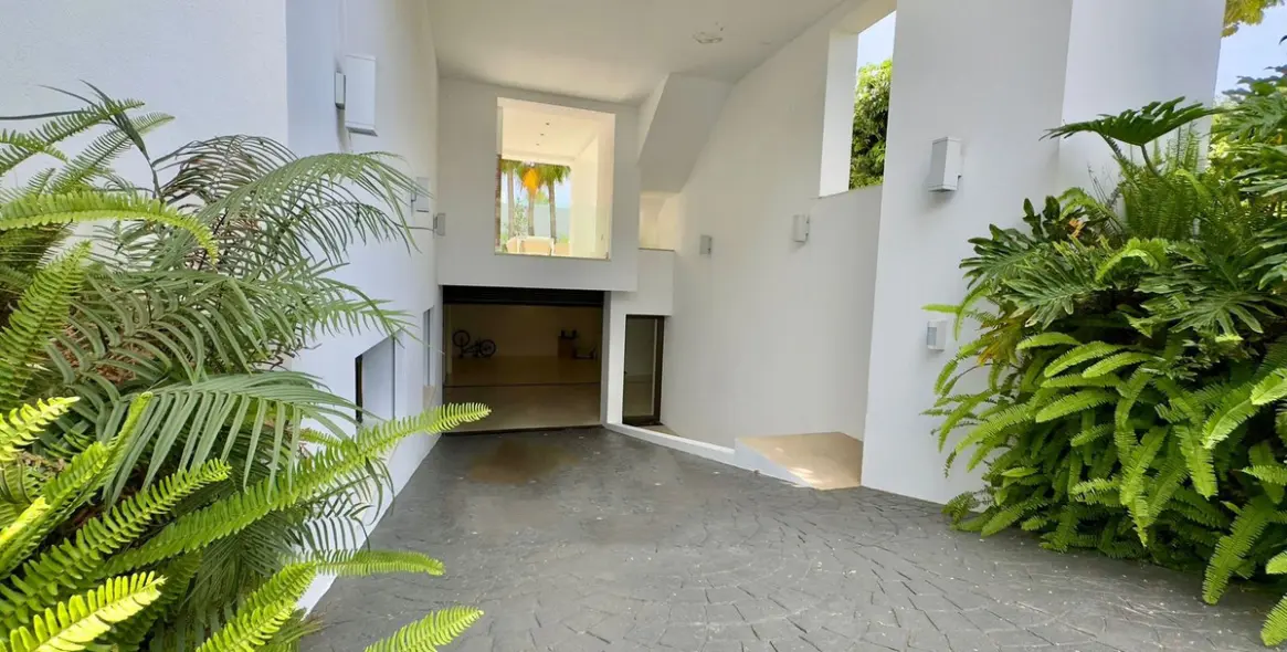 Long-term rent of detached villa in The Golden Mile 20