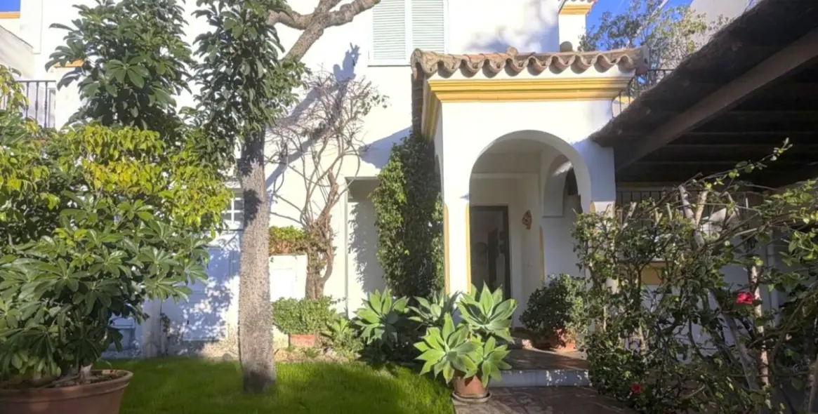 Sale of townhouse in Estepona 1