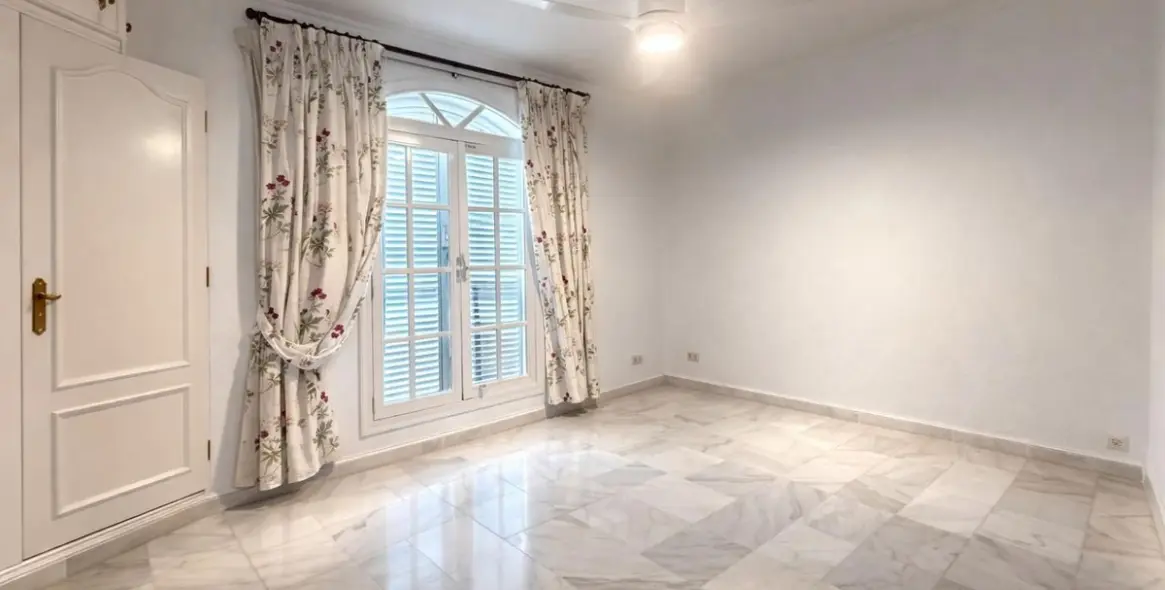 Sale of townhouse in Estepona 18