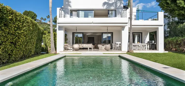 Long-term rent of detached villa in Nueva Andalucía 0