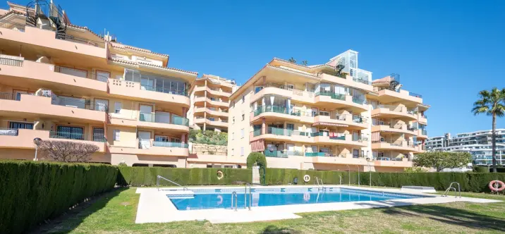 Sale of middle floor apartment in Riviera del Sol 0