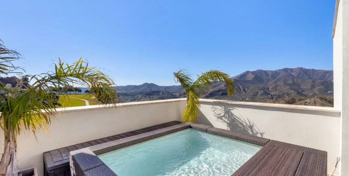 Продажа двухуровневого пентхауса в Alhaurin Golf 2