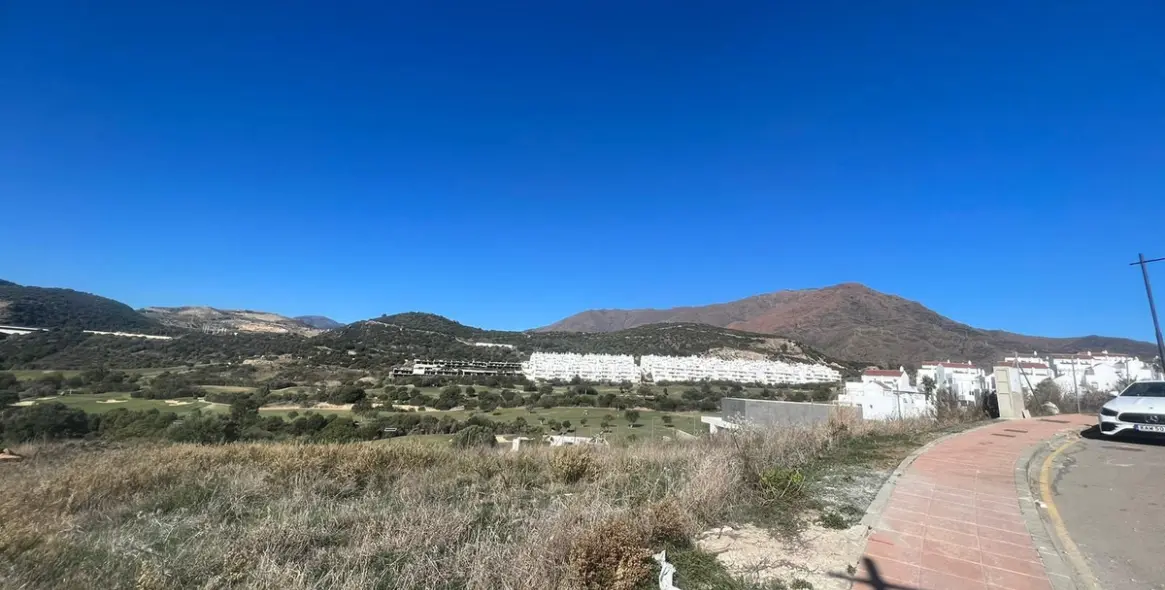 Sale of residential plot in Estepona 3
