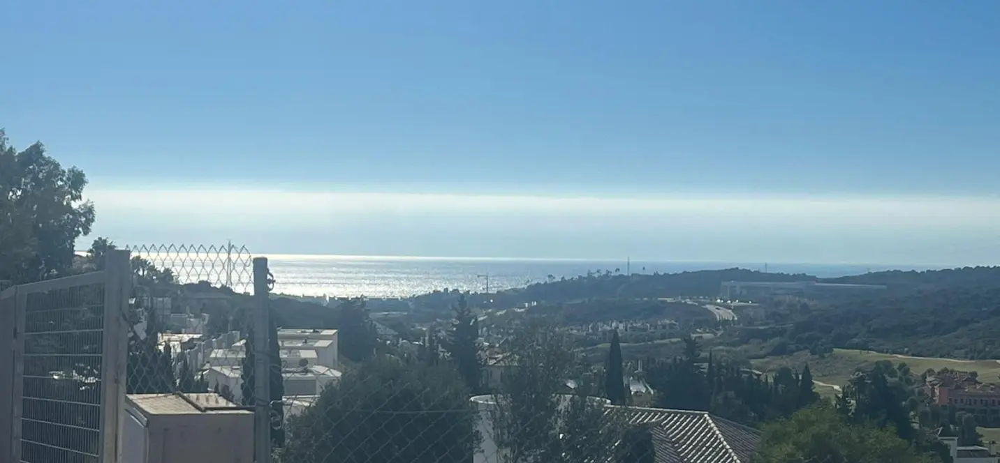 Продажа  жилого участка в Estepona 0