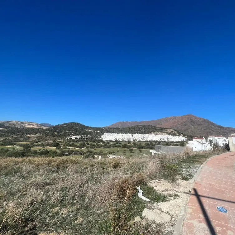 Продажа  жилого участка в Estepona