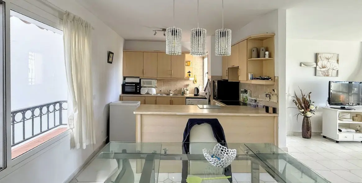 Sale of middle floor apartment in Miraflores 8