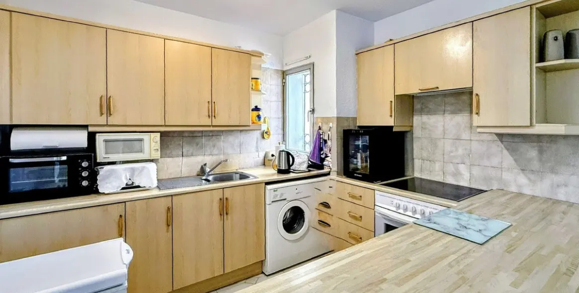 Sale of middle floor apartment in Miraflores 9