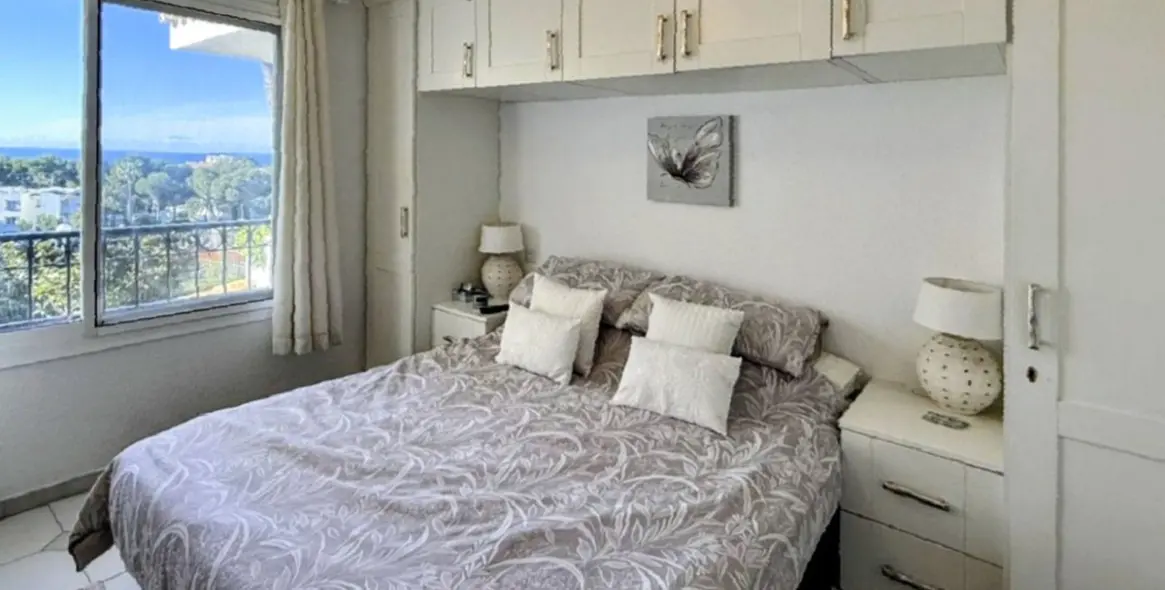 Sale of middle floor apartment in Miraflores 10