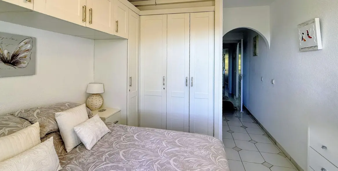 Sale of middle floor apartment in Miraflores 11