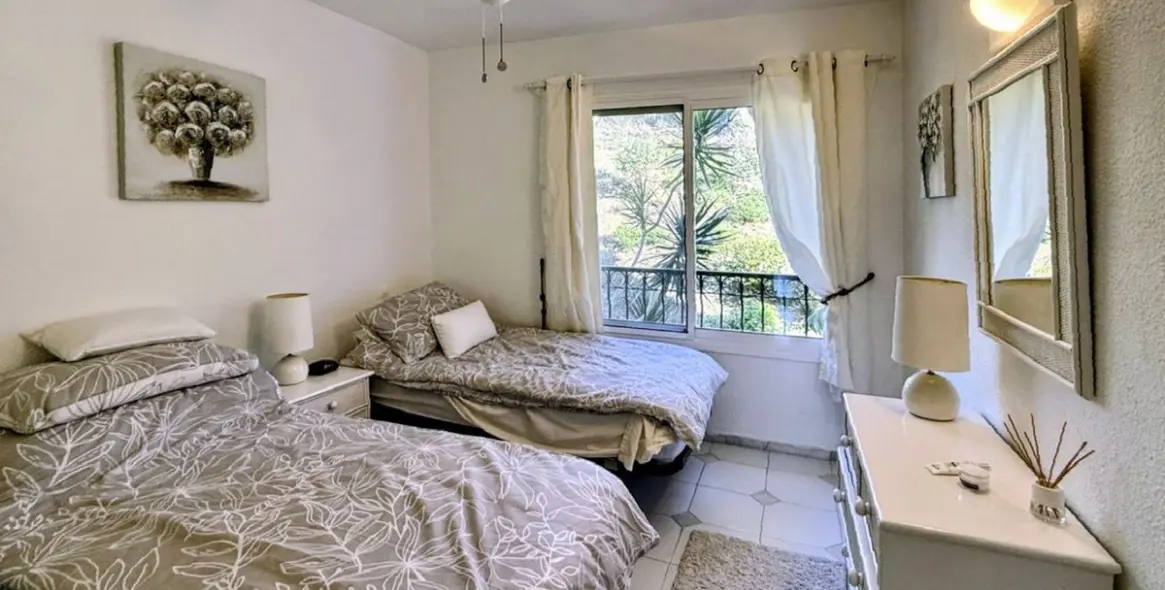 Sale of middle floor apartment in Miraflores 13
