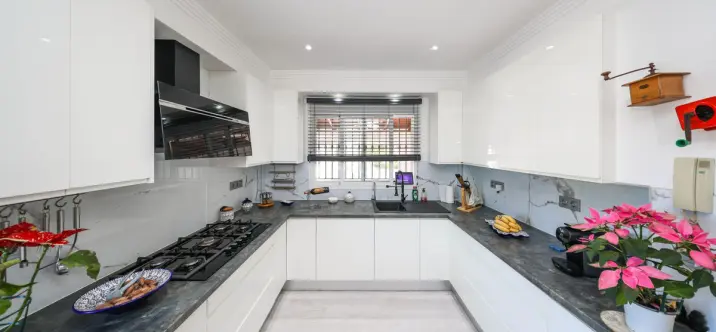 Продажа  отдельно стоящей виллы в Coín 2