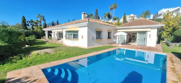 Продажа  отдельно стоящей виллы в Benahavís 0