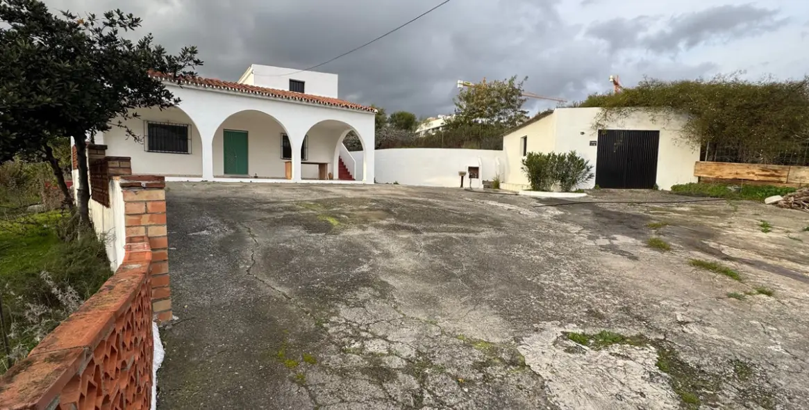 Продажа  отдельно стоящей виллы в Estepona 1