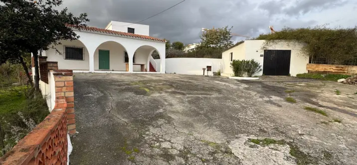 Продажа  отдельно стоящей виллы в Estepona 0