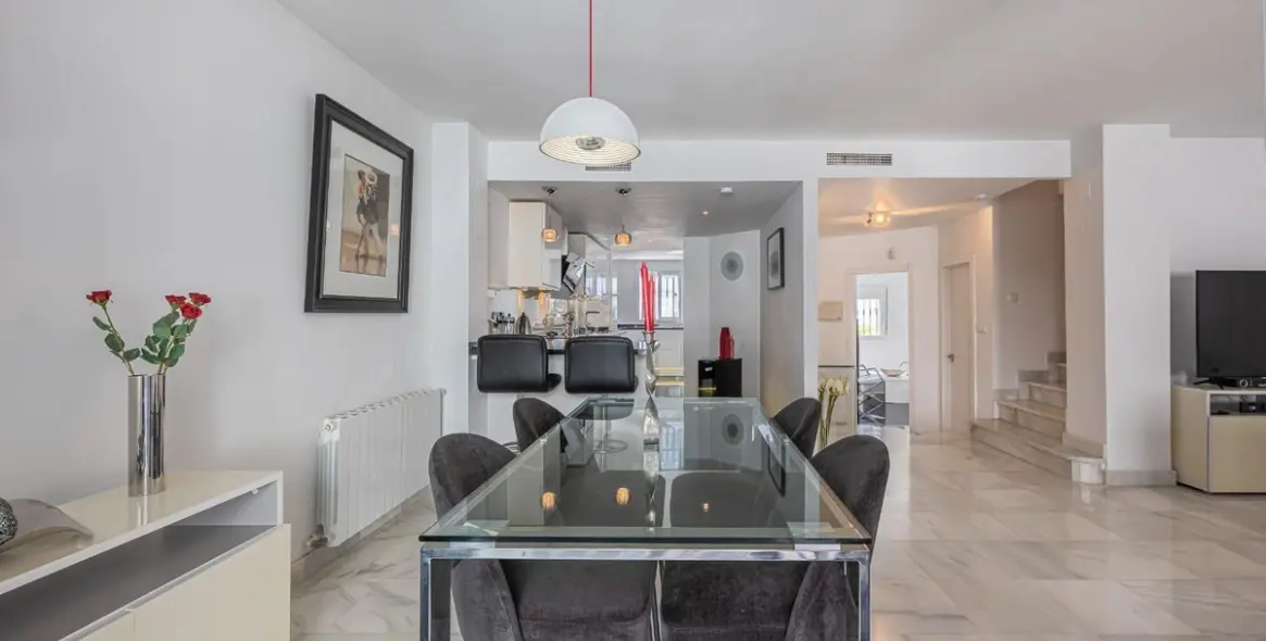 Long-term rent of townhouse in Nueva Andalucía 15