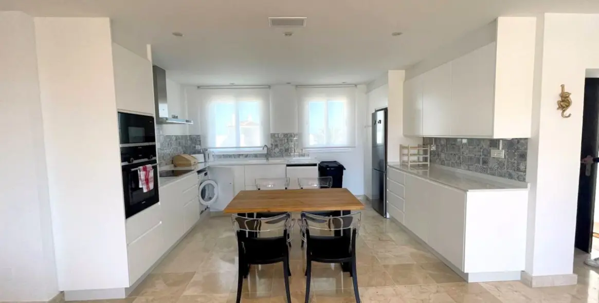 Long-term rent of penthouse in El Paraiso 3