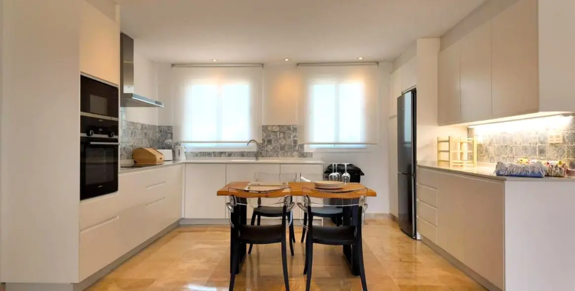 Long-term rent of penthouse in El Paraiso 4