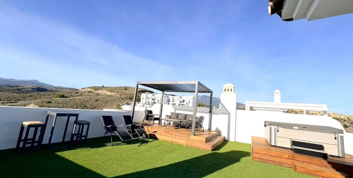 Long-term rent of penthouse in El Paraiso 14