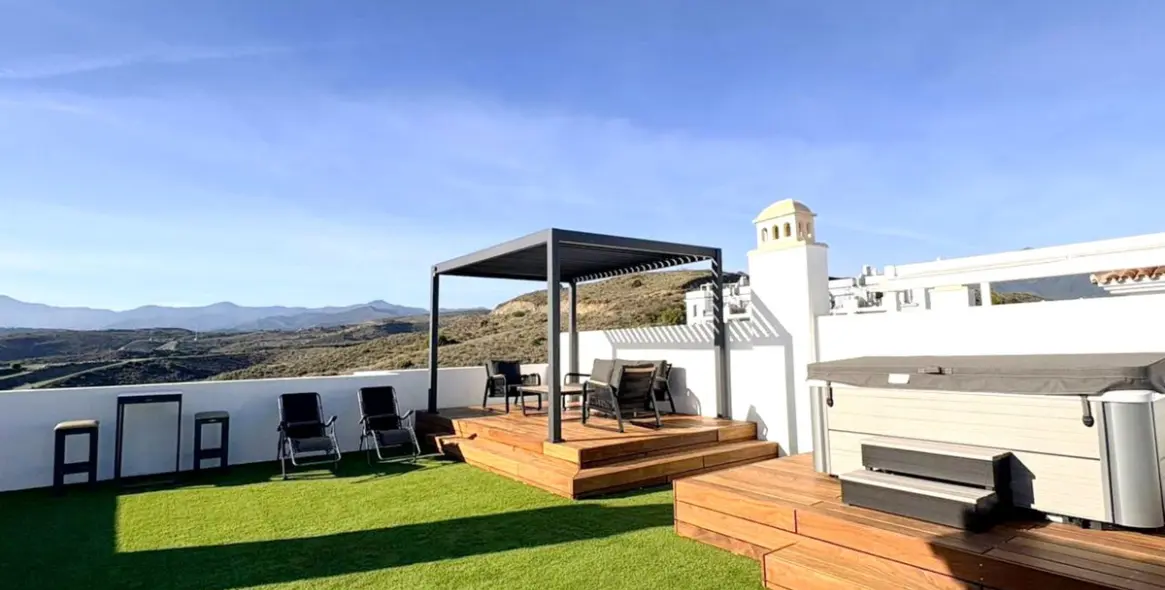 Long-term rent of penthouse in El Paraiso 15